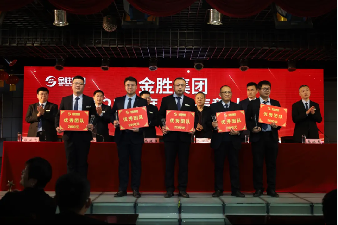 先进代表分别作了表决发言，各自结合岗2.png